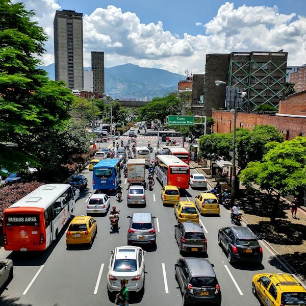 Impacto de la Movilidad y el Tráfico en Bogotá Durante las Horas Pico